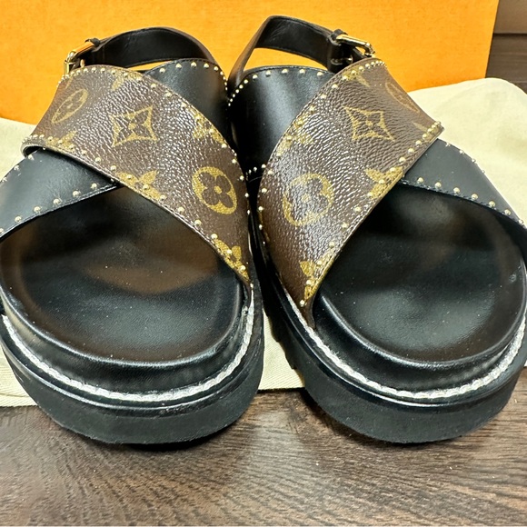 LOUIS VUITTON PASEO FLAT COMFORT SANDLE MONOGRAM AND BACK GOLD STUDS & BUCKLE - Picture 3 of 8